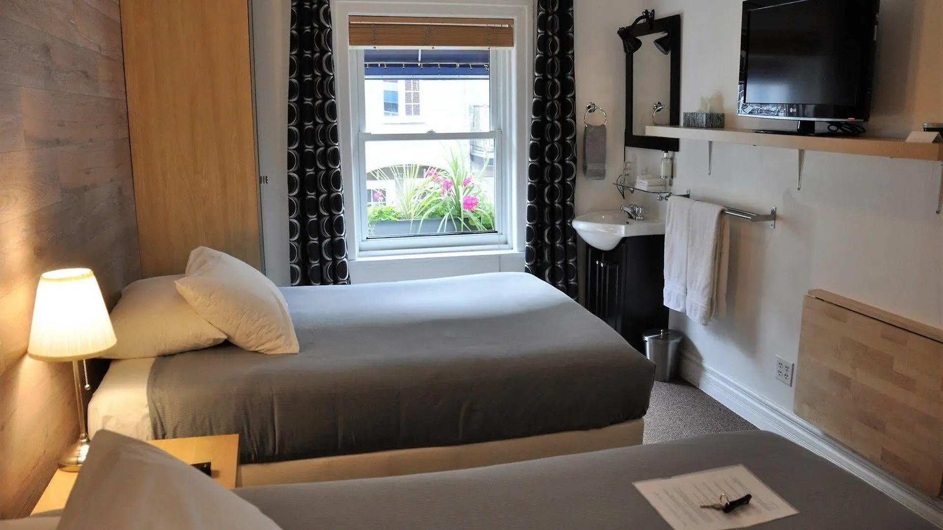 *** Bed & Breakfast Bed And Breakfast Du Village Bbv Montreal Canada